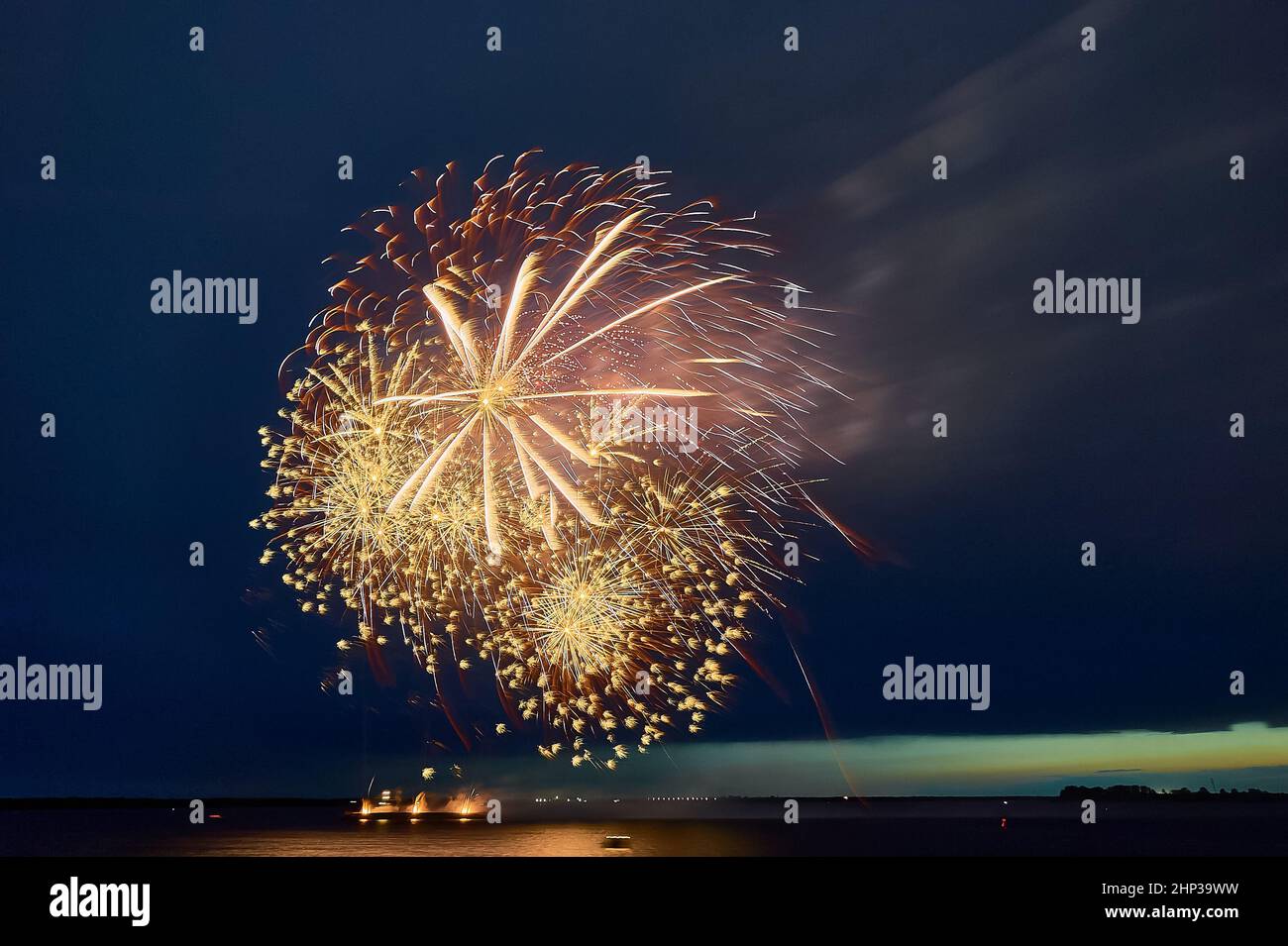 Fuochi d'artificio colorati sullo sfondo del cielo nero. Foto di alta qualità Foto Stock