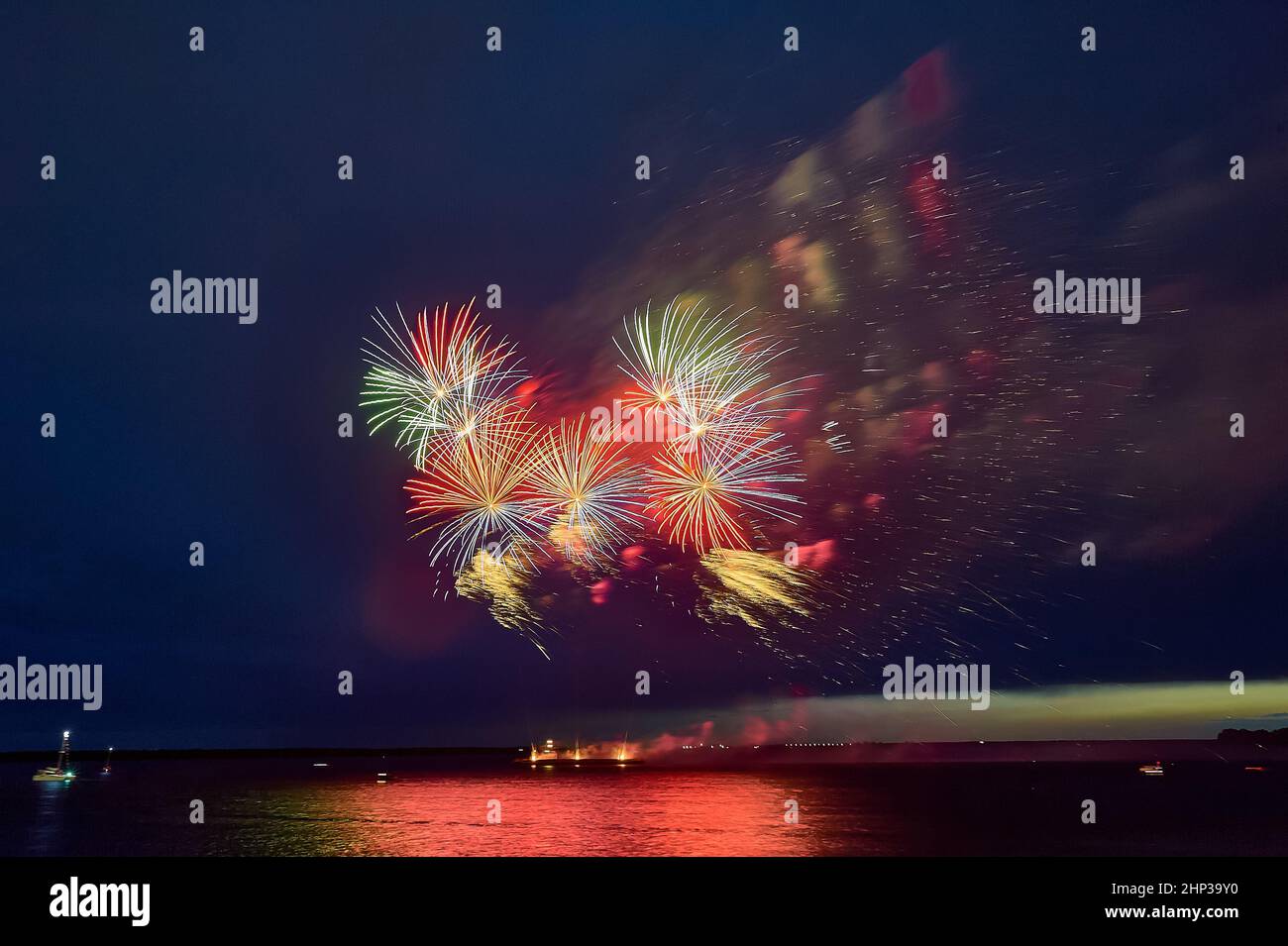 Fuochi d'artificio colorati sullo sfondo del cielo nero. Foto di alta qualità Foto Stock