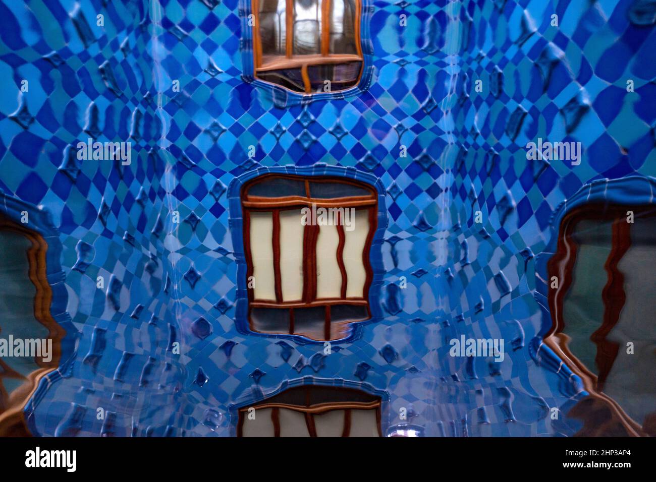 Il Celobert o patio di luci, il passaggio centrale per l'illuminazione e l'aria in Casa Batllo, una casa sul Passeig de Gracia di Barcellona, ridisegnato da archit Foto Stock