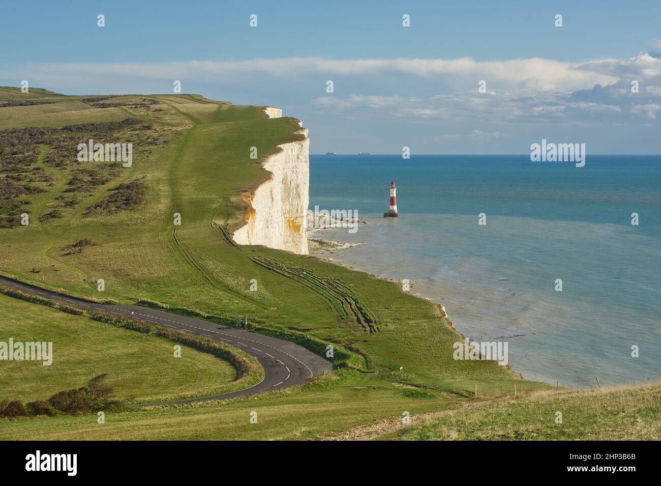 Vista di Beachy Head sul South Downs vicino Eastbourne nel Sussex orientale, Inghilterra. Con faro. Nessuna gente. Foto Stock