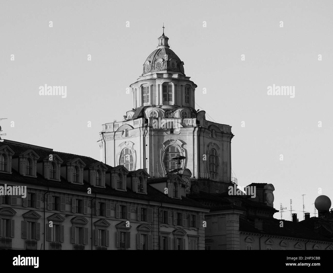 Cupola della chiesa di San Lorenzo in Piazza Castello a Torino, Italia in bianco e nero Foto Stock