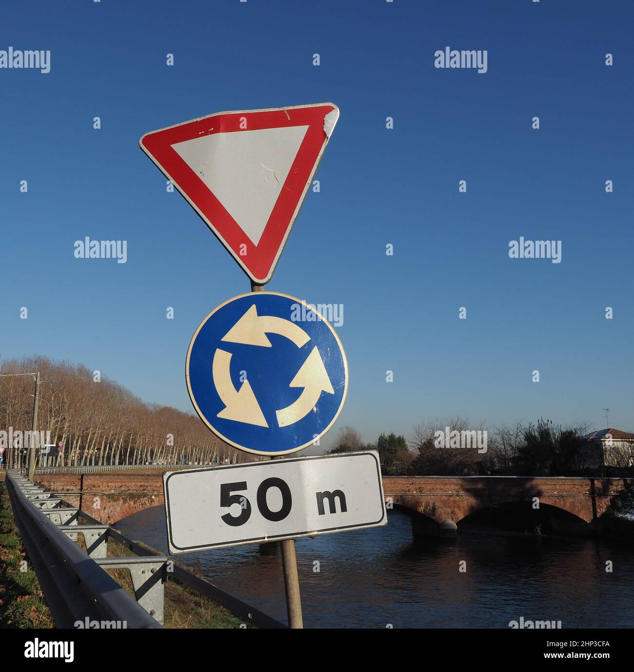 Segnali di regolamentazione, dare strada o resa e segnale stradale rotonda Foto Stock