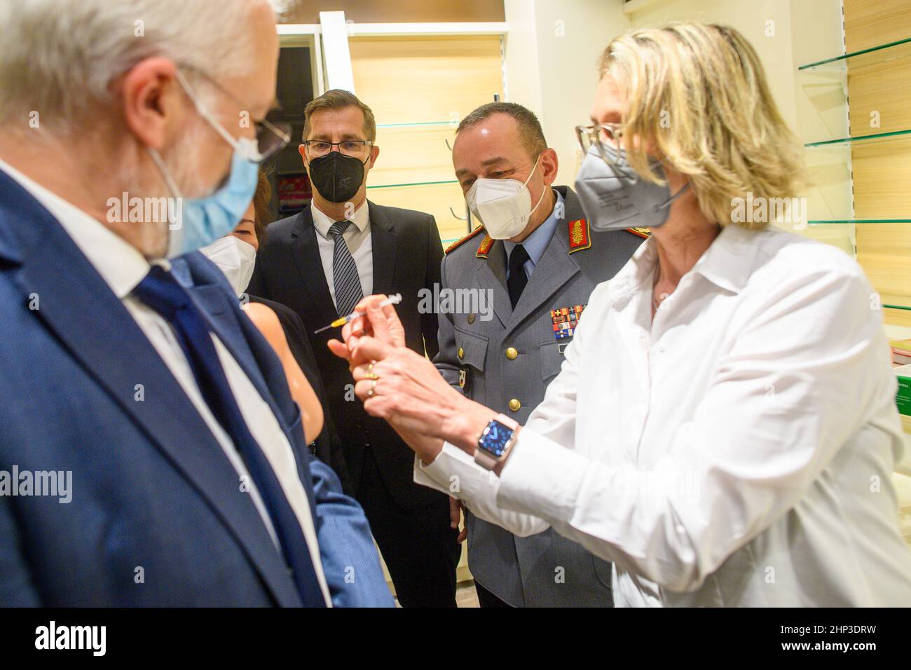 Magdeburg, Germania. 18th Feb 2022. 18 febbraio 2022, Sassonia-Anhalt, Magdeburgo: Carsten Breuer (2nd da destra), capo del personale della Cancelleria federale di Corona, E Lars Alexander Mohrenweiser (2nd da sinistra), vice presidente della Camera dei farmacisti Sassonia-Anhalt, si guardano avanti durante un esercizio di immunizzazione condotto dal farmacista Gabriele Aydogan (r) su Jens-Andreas Münch (l), presidente della Camera dei farmacisti Sassonia-Anhalt. Viene utilizzato un cuscinetto in silicone come quello utilizzato nelle sessioni di addestramento per la vaccinazione. Prima della visita alla farmacia dove le vaccinazioni inizieranno nel venire Foto Stock