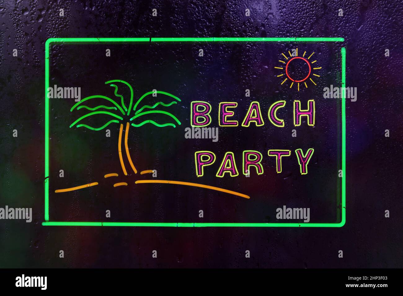 Vintage Neon Beach Party Accedi Rainy Window Foto Stock