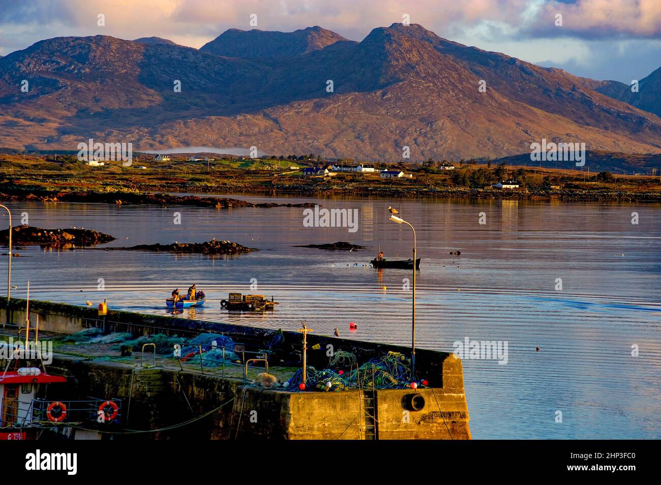 Roundstone Harbour, Connemara, nella contea di Galway, Irlanda Foto Stock