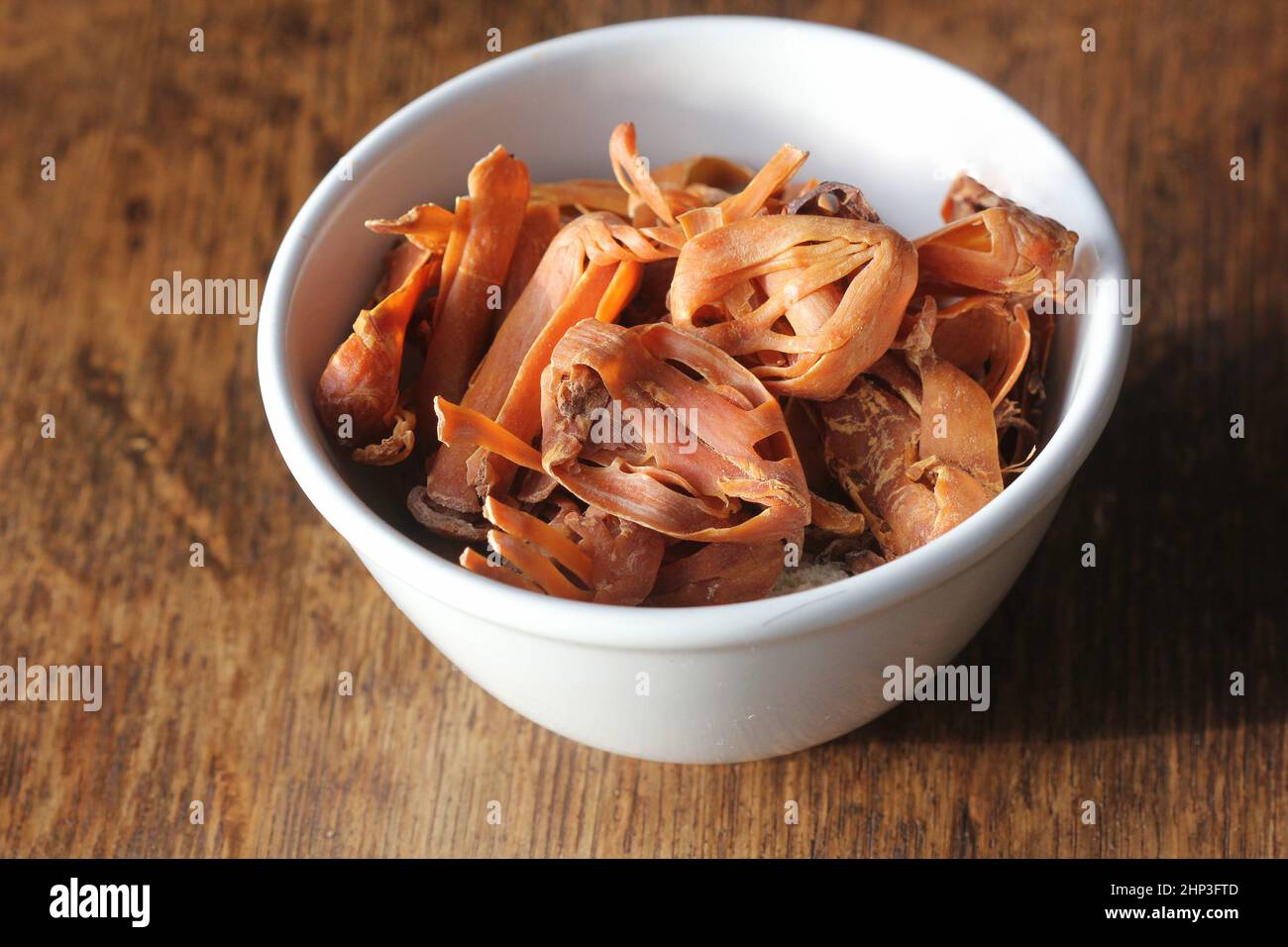 Nutmeg indiano o Mace prima di schiacciare per aggiungere come ingrediente alla ricetta e usi terapeutici. Foto Stock