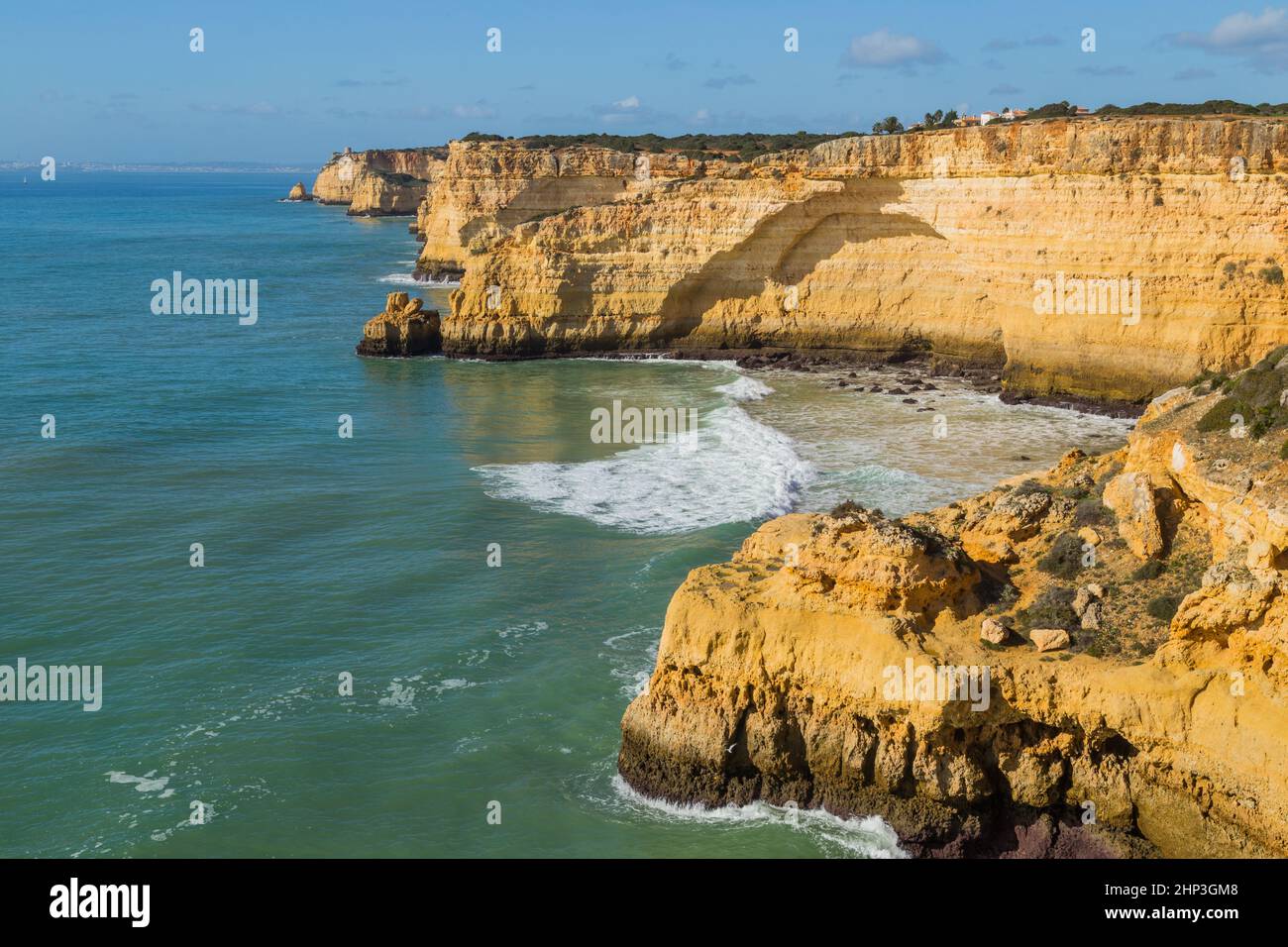 Bella spiaggia vuota vicino Portimao, Algarve, Portogallo Foto Stock