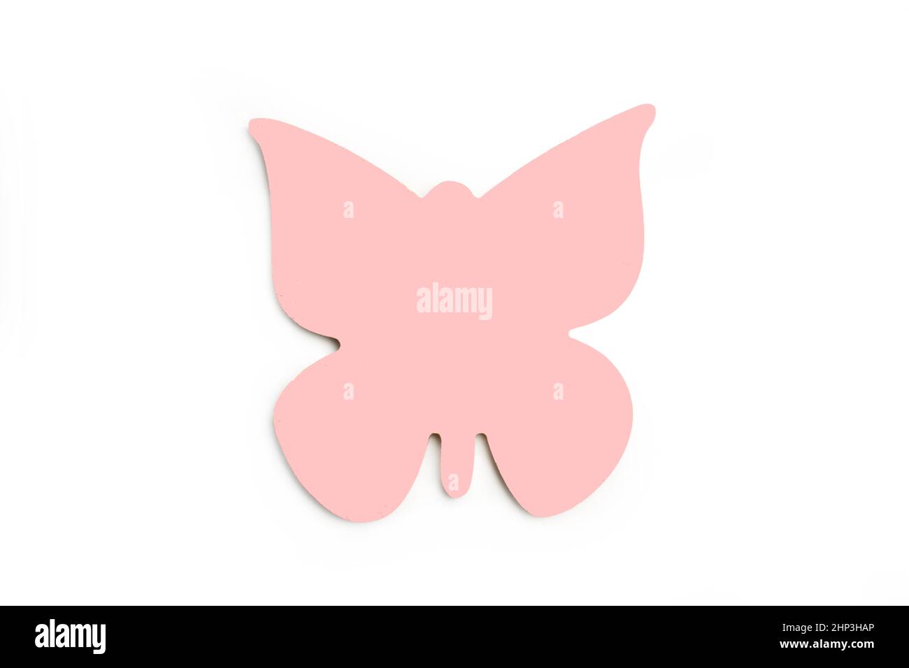 Una farfalla di legno rosa su sfondo bianco con spazio per la copia Foto Stock