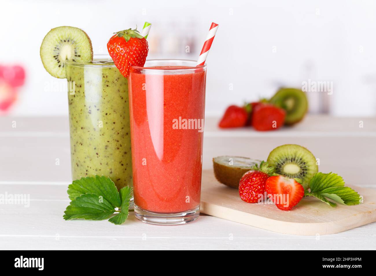 Frullati succo di frutta frullato verde bevande salutari frutta bevanda in un bicchiere Foto Stock