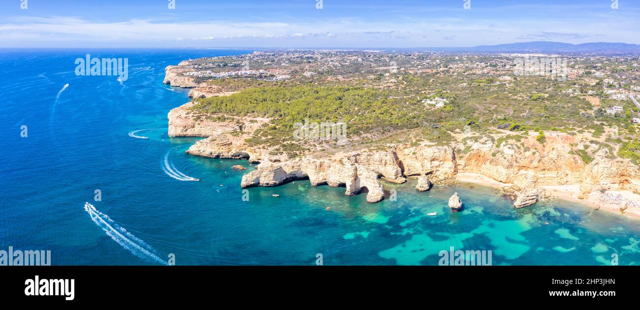 Portogallo Algarve spiaggia Praia da Marinha mare oceano panorama drone vista foto aerea da sopra l'acqua Foto Stock