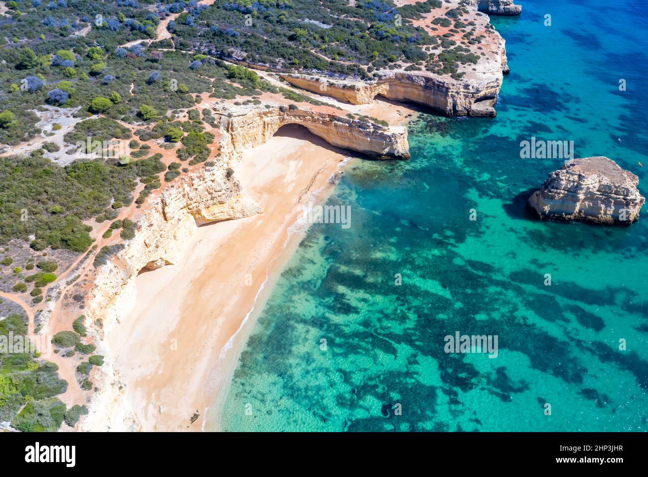 Portogallo Algarve spiaggia Praia da Marinha mare oceano drone vista foto aerea da sopra l'acqua Foto Stock