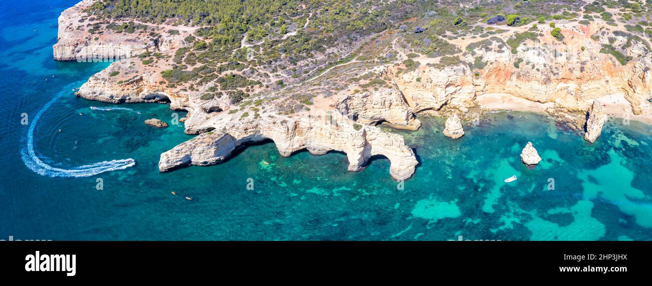 Portogallo Algarve spiaggia Praia da Marinha mare oceano panorama drone vista foto aerea da sopra l'acqua Foto Stock