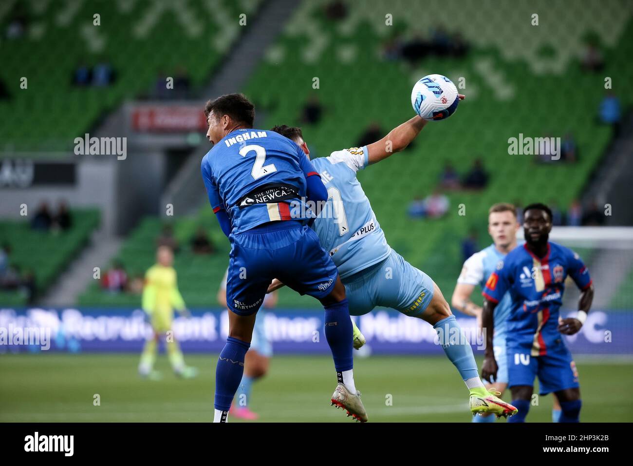 Melbourne, Australia, 18 febbraio 2022. Mathew Leckie del Melbourne City FC testa la palla davanti a Dane Ingham di Newcastle Jets durante la partita di calcio A-League tra Melbourne City FC e Newcastle Jets all'AAMI Park il 18 febbraio 2022 a Melbourne, Australia. Credit: Dave Hewison/Speed Media/Alamy Live News Foto Stock