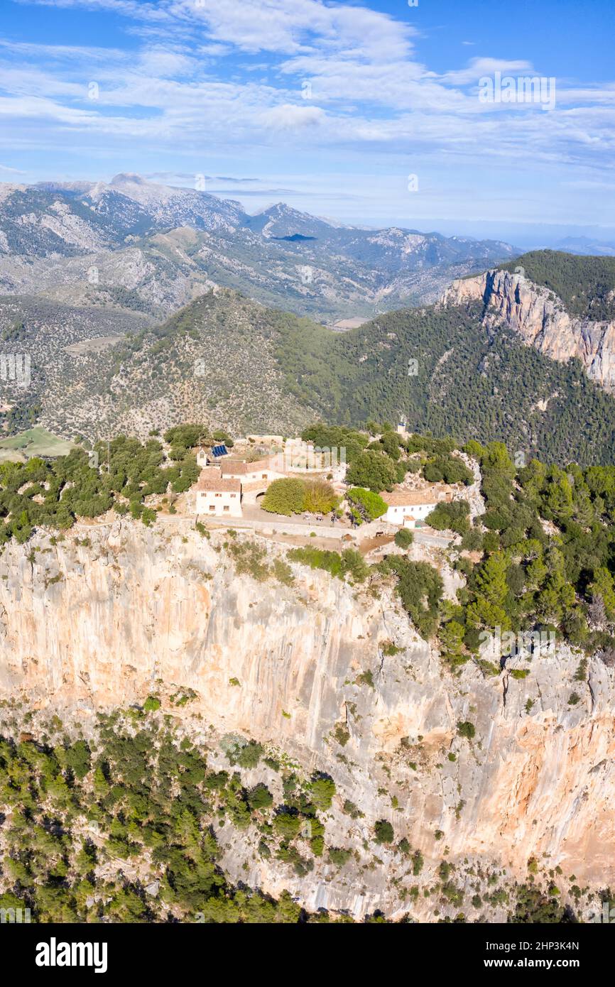 Rovine del castello Castell Alaro a Maiorca paesaggio di montagna paesaggio viaggio vacanze vacanze vacanza aerea foto formato ritratto in Spagna Foto Stock