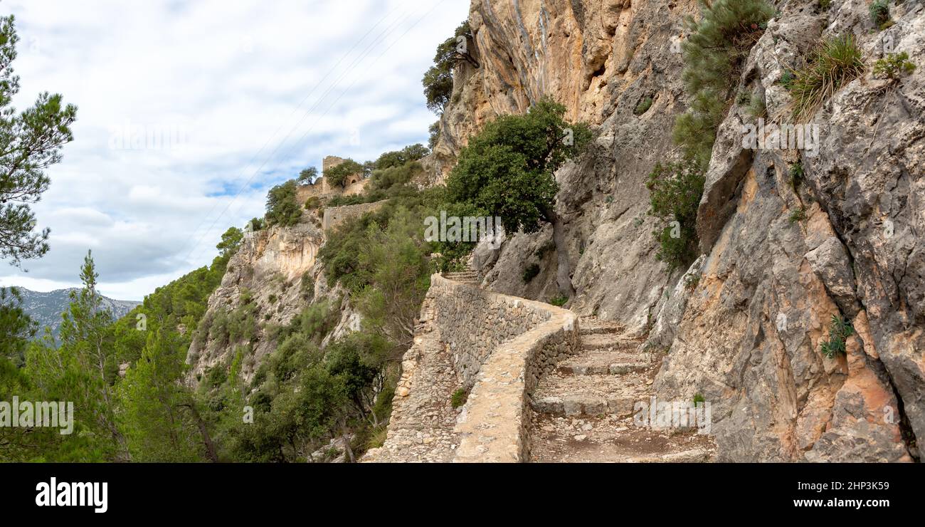Scalinata scalinata al castello Castell d'Alaro sentiero percorso strada a Maiorca viaggio vacanze viaggio vacanze panorama turismo in Spagna Foto Stock
