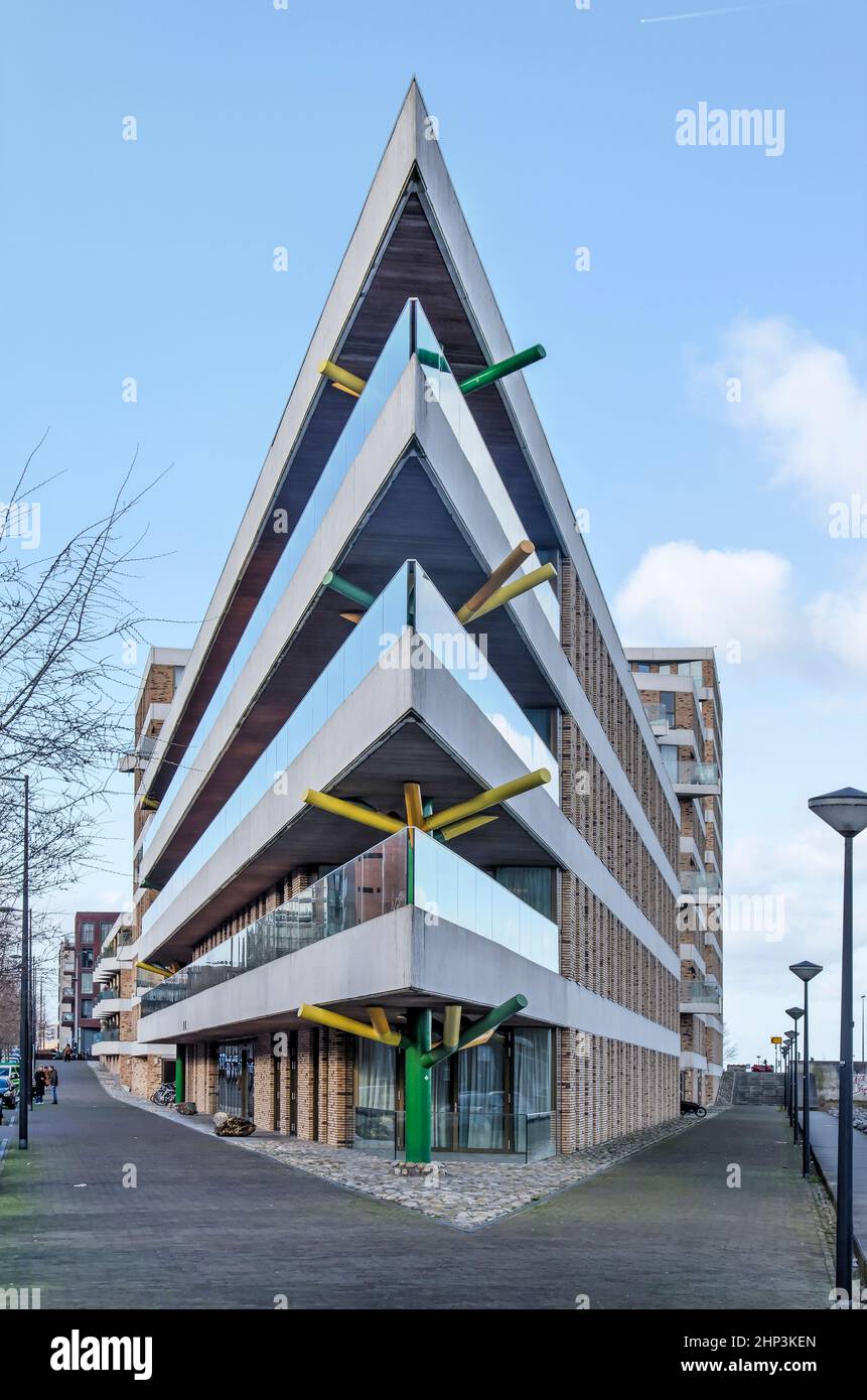 Amsterdam, Paesi Bassi, 11 febbraio 2022: Blocco residenziale nel quartiere di IJburg con un angolo acuto molto acuto Foto Stock