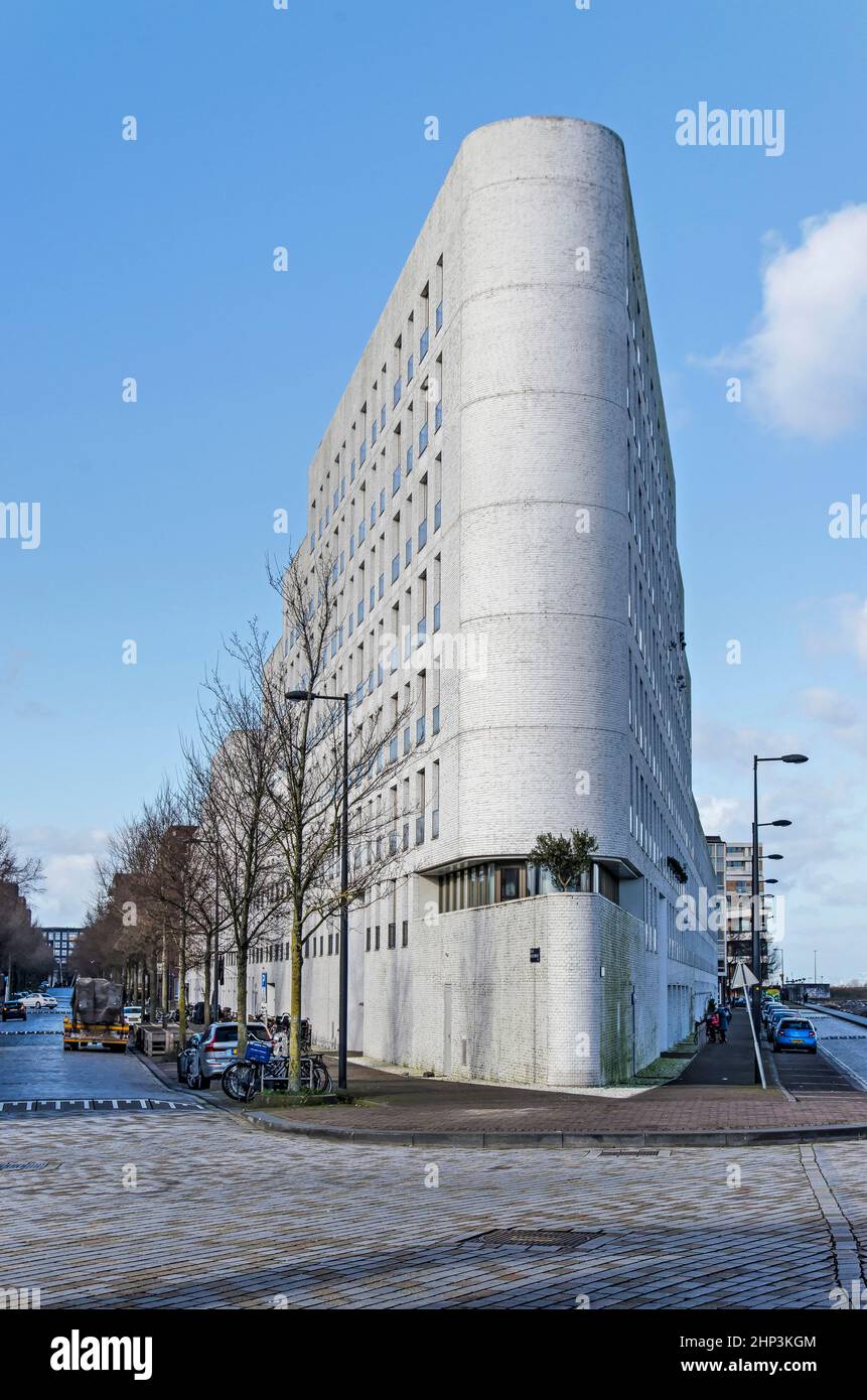 Amsterdam (Paesi Bassi), 11 febbraio 2022: Edificio residenziale in mattoni bianchi nel quartiere di IJburg con un angolo tondo al suo angolo acuto Foto Stock