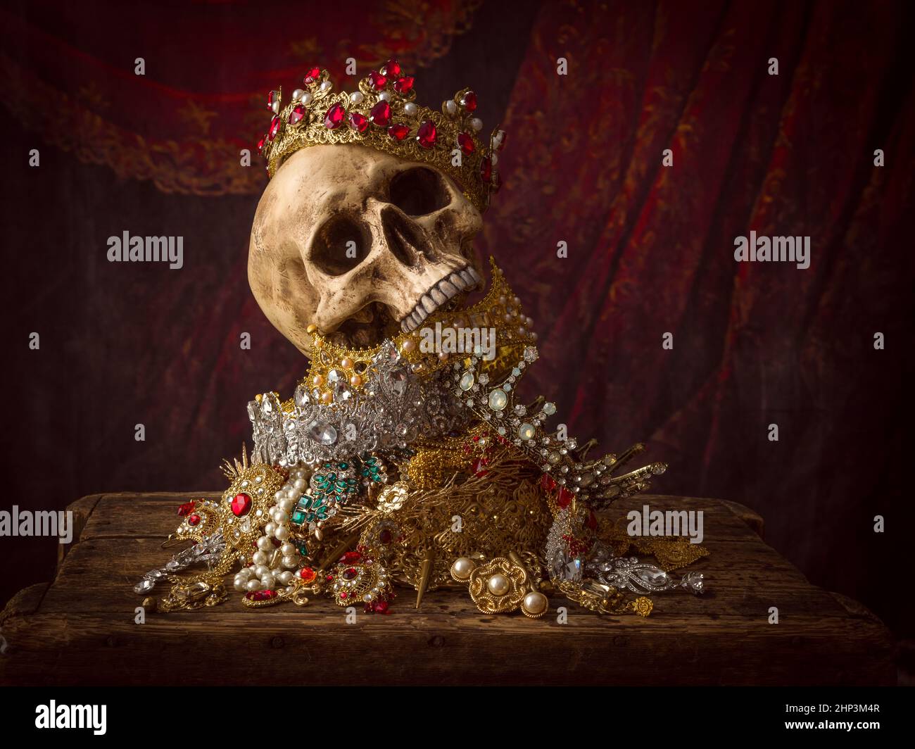 Immagine romantica di un tesoro pieno di gioielli, gemme preziose e corone dorate del re Foto Stock