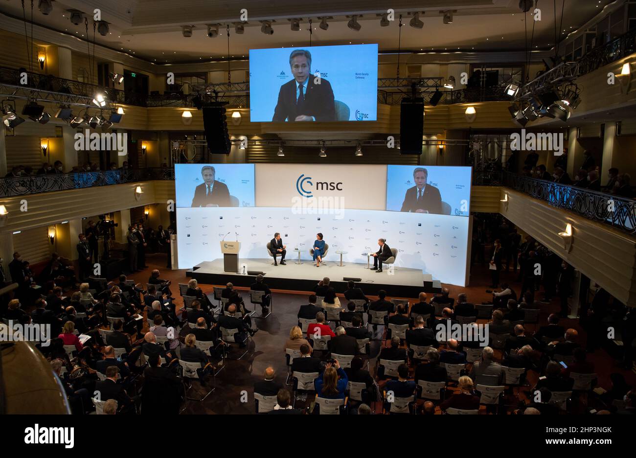 Monaco di Baviera, Germania. 18th Feb 2022. Annalena Baerbock (Bündnis 90/Die Grünen), ministro degli Esteri, parla alla Conferenza sulla sicurezza di Monaco con Antony Blinken (l), Segretario di Stato degli Stati Uniti, e Christoph Heusgen, successore di Ischinger alla Conferenza sulla sicurezza di Monaco, sul podio. La Conferenza sulla sicurezza si svolgerà dal 18 al 20 febbraio 2022 presso l'Hotel Bayerischer Hof. Credit: Sven Hoppe/dpa/Alamy Live News Foto Stock