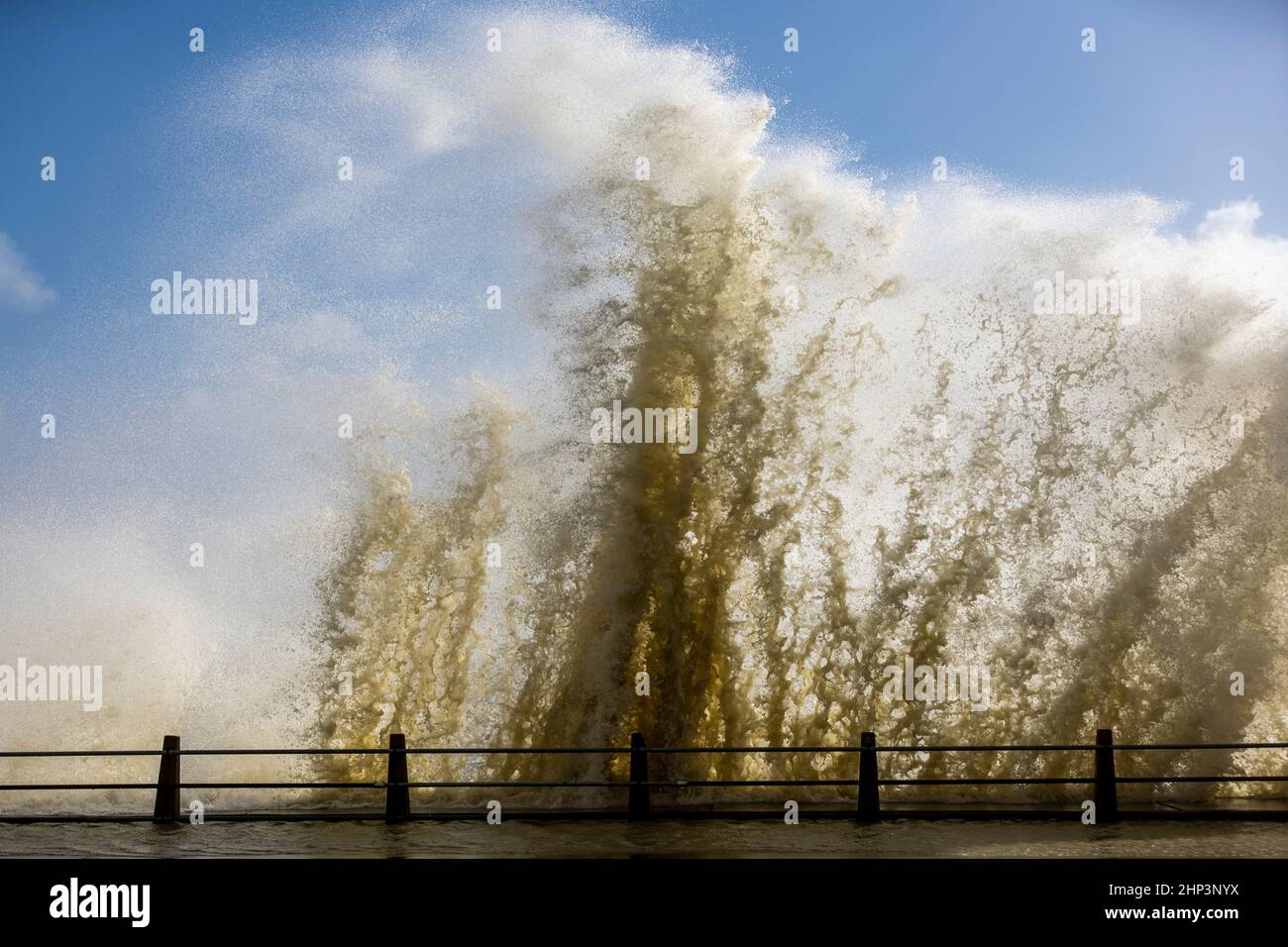 Newhaven Lighthouse, Regno Unito, 18th febbraio 2022. Grandi onde che colpiscono il porto di Newhaven come Storm Eunice sweep pensiero la costa meridionale dell'Inghilterra con velocità del vento fino a 70-80mph nel Sussex occidentale. Credit: Steven Paston/Alamy Live News Foto Stock