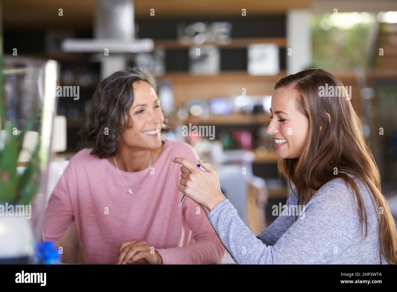 Lei eredita definitivamente il mio senso dell'umorismo. Una madre e una figlia si legano in un caffè. Foto Stock