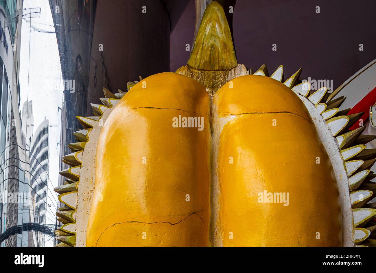 Statua gigante della frutta dura gialla RE DI FRUTTA in Ratchathewi Bangkok Thailandia. Foto Stock
