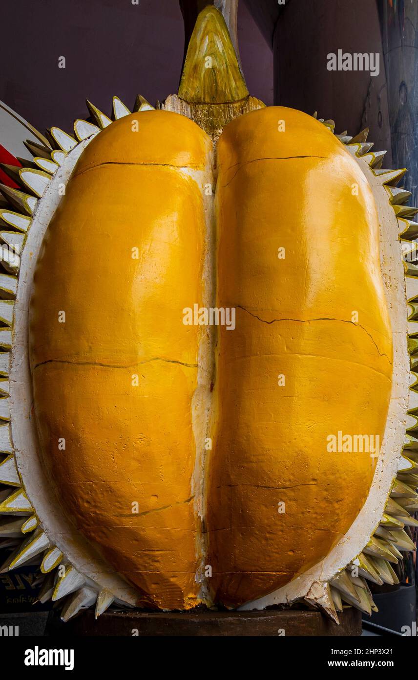 Statua gigante della frutta dura gialla RE DI FRUTTA in Ratchathewi Bangkok Thailandia. Foto Stock