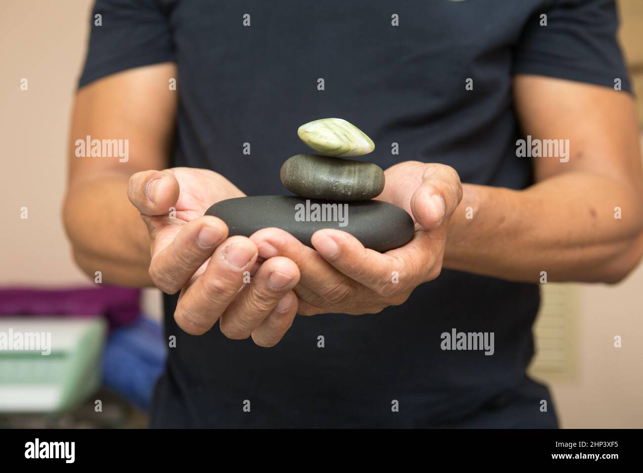 pietre per la terapia della pietra nelle mani. Foto Stock