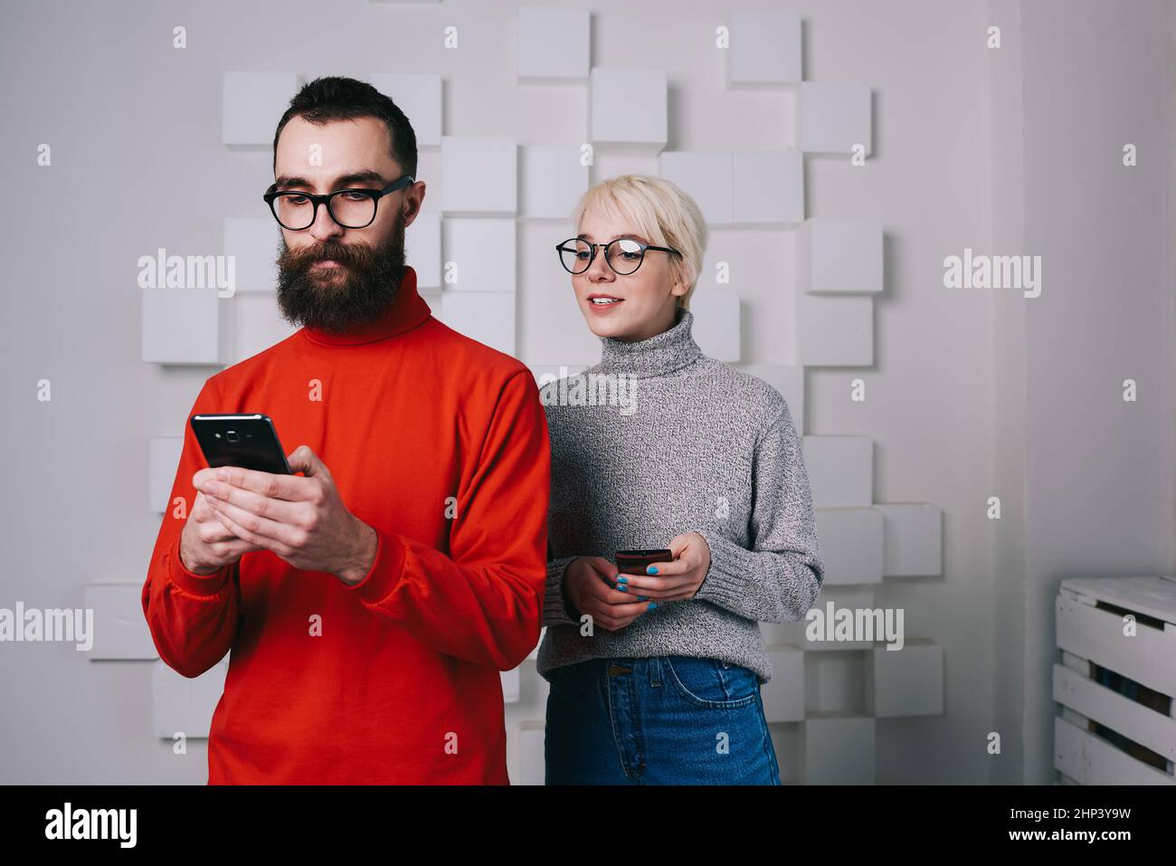Uomo e donna che legge il messaggio sullo smartphone Foto Stock