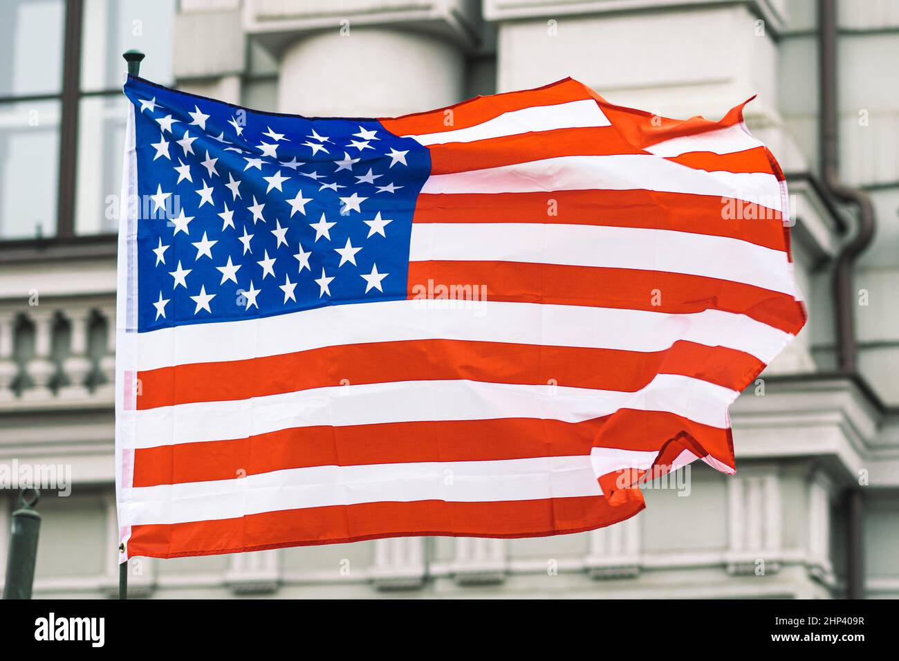 USA, Stati Uniti, bandiera americana che sventola in città con edifici governativi sullo sfondo Foto Stock