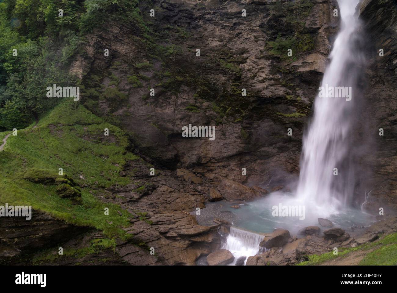 Le cascate di Reichenbach, nei pressi della città svizzera di Meiringen, nella regione dell'Oberland bernese, sono spettacolari. E' anche una posizione famosa in tutto il mondo in t Foto Stock