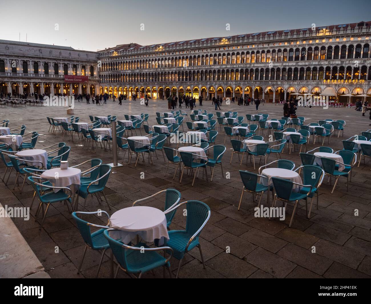 Venezia, Italia - Gennaio 6 2022: Piazza San Marco con tavoli da caffè in una serata invernale. Foto Stock