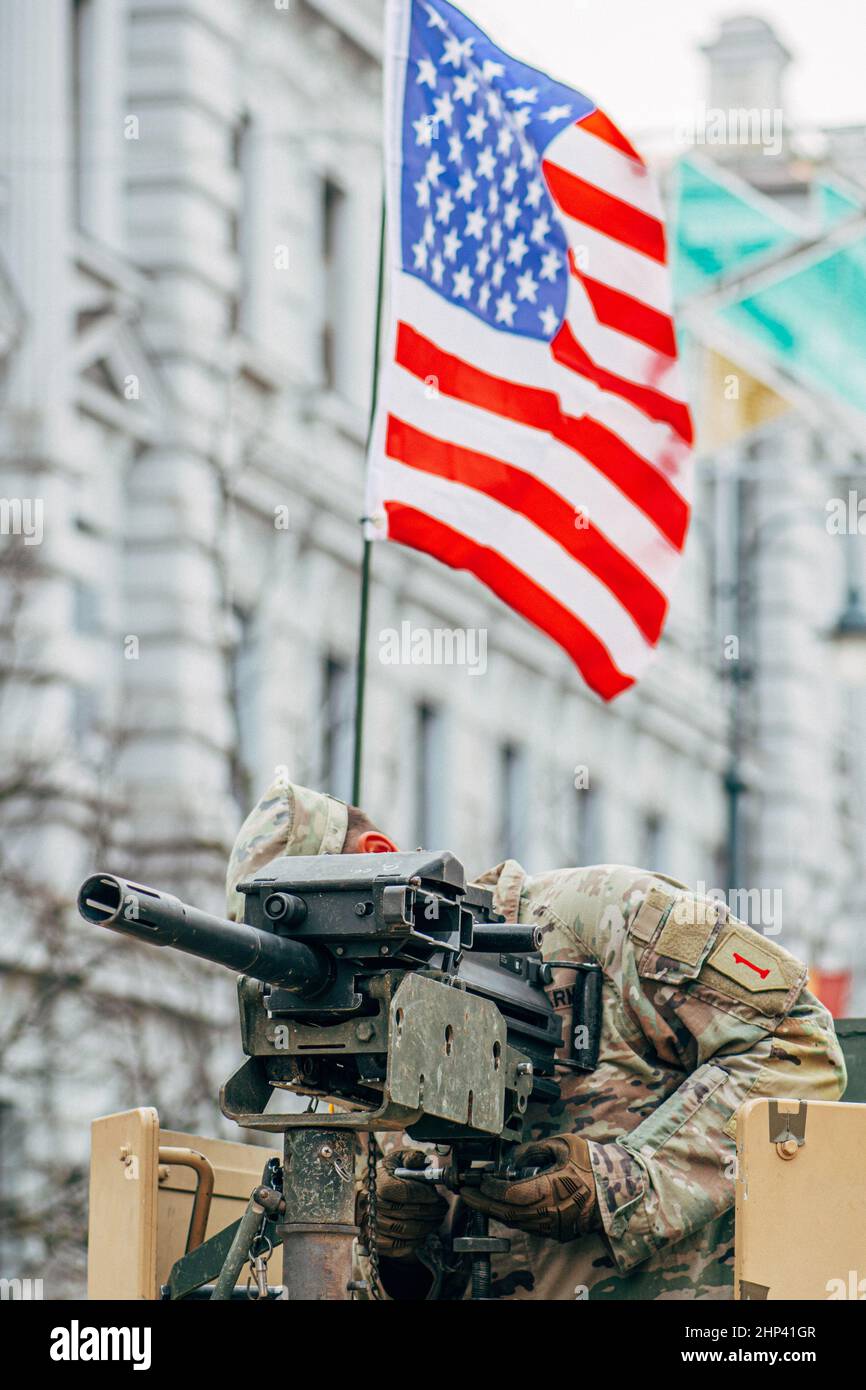 Soldato del corpo Marino degli Stati Uniti sulla parte superiore di un veicolo militare che monta una mitragliatrice con bandiera americana, gli Stati Uniti o l'esercito degli Stati Uniti pronti per la guerra Foto Stock