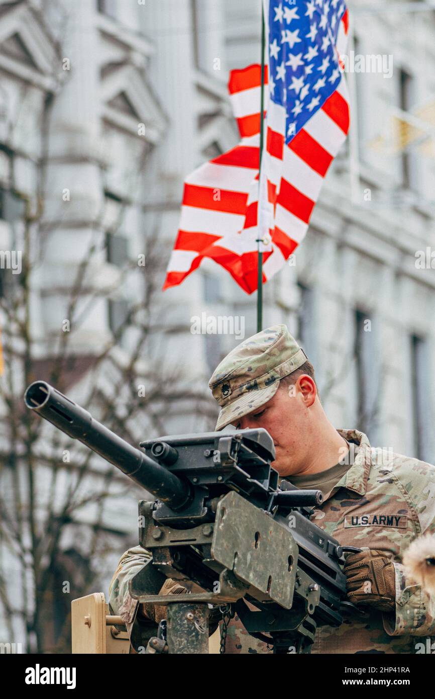 Soldato del corpo Marino degli Stati Uniti sulla parte superiore di un veicolo militare che monta una mitragliatrice con bandiera americana, gli Stati Uniti o l'esercito degli Stati Uniti pronti per la guerra Foto Stock