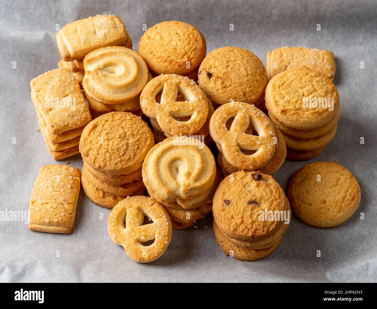 Immagini Stock - Biscotti Al Burro Danesi Nella Tradizionale Scatola Di  Latta, Ripresi Dall'alto Su Uno Sfondo Di Legno Bianco Con Un Posto Per Il  Testo. Image 119793452