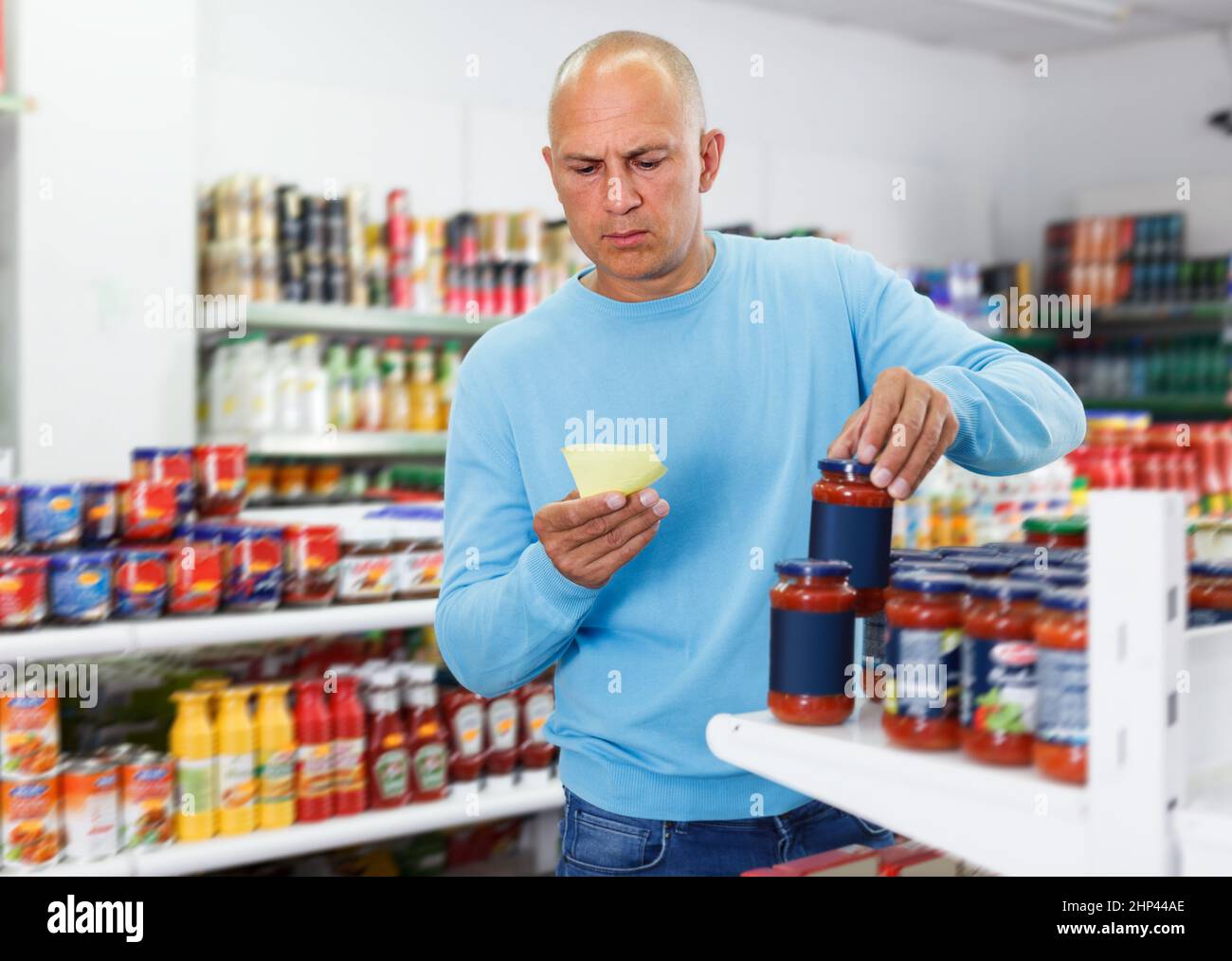 Ritratto di uomo positivo facendo acquisti nel negozio di alimentari Foto Stock