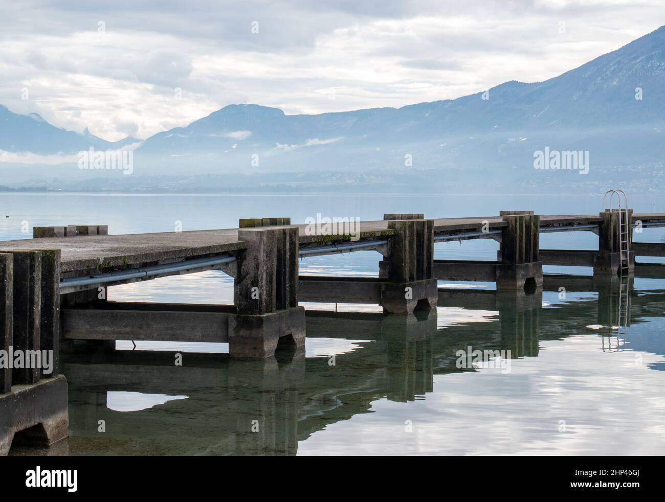 Pontile sul 'Lac du Bourget' in Savoia - Francia Foto Stock