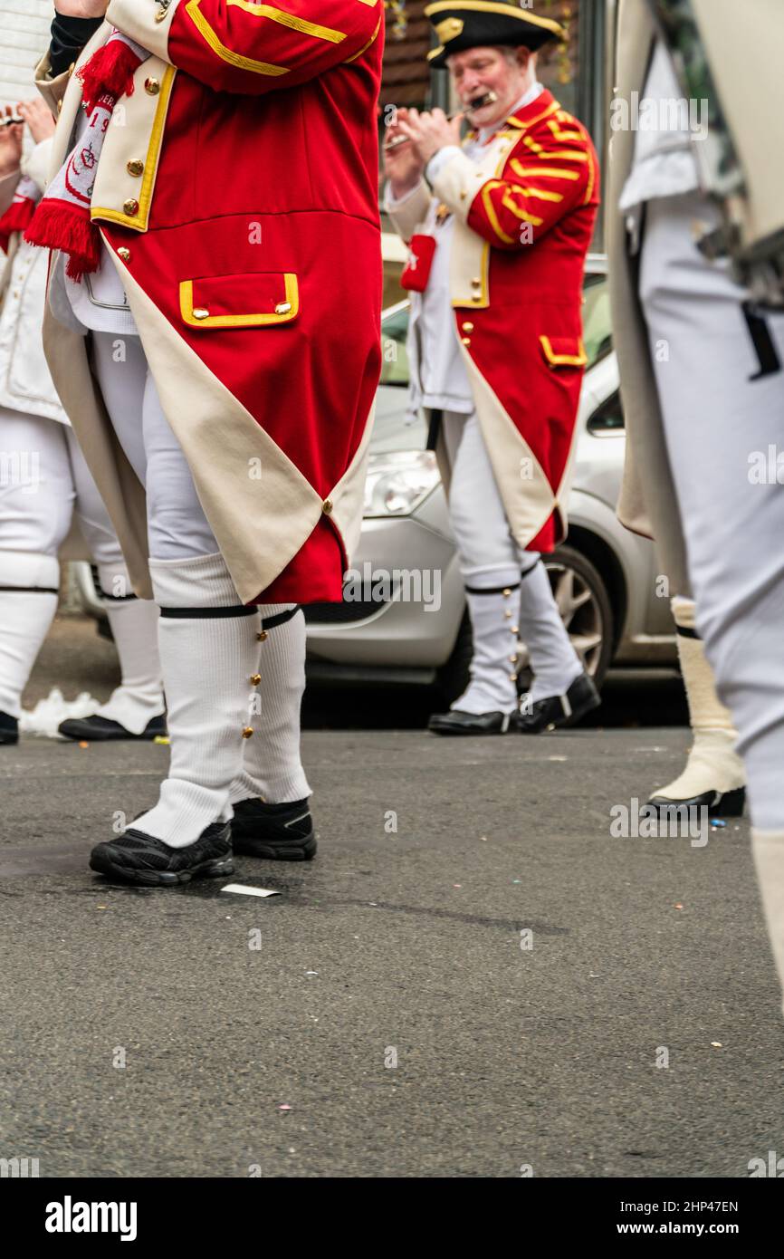Bornheim, Renania Settentrionale-Vestfalia, Germania - 22 febbraio 2020: Gruppo di musicisti in costumi tradizionali di carnevale che marcheranno alla sfilata di carnevale. Foto Stock
