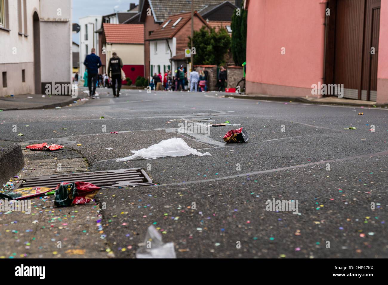 Bornheim, Renania Settentrionale-Vestfalia, Germania - 22 febbraio 2020: Spazzatura sconsiderata sulla strada dopo una sfilata di carnevale. Foto Stock
