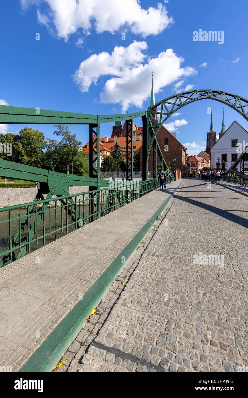 Wroclaw, Polonia - 30 settembre 2021: Vista del ponte Tumski, torri della Collegiata della Santa Croce e di San Bartolomeo e della Cattedrale di Wroclaw Foto Stock