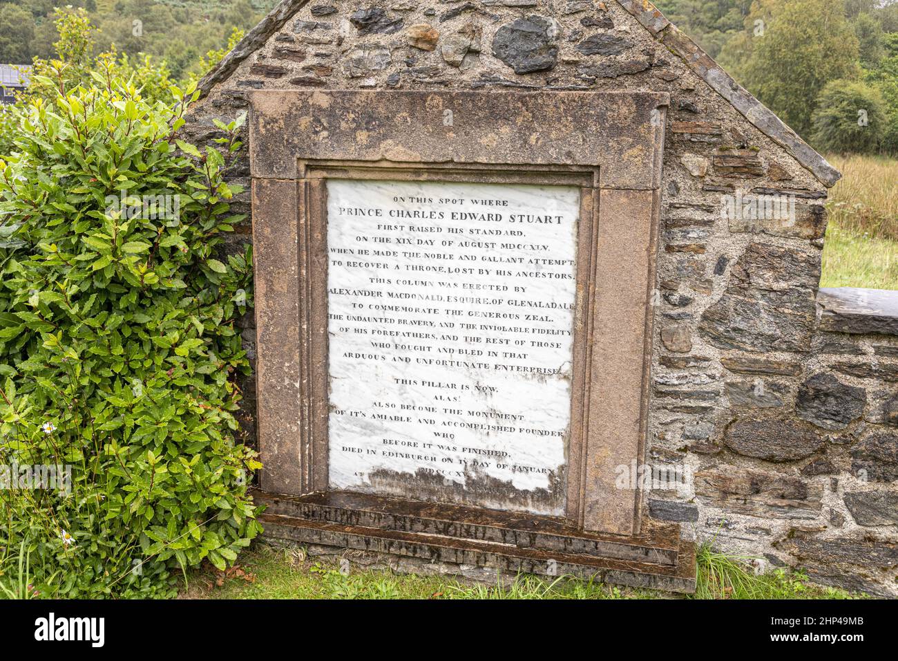 Una lapide al monumento Glenfinnan eretto nel 1815 per commemorare l'atterraggio del Principe Charles Edoardo Stuart nel 1745 nella risata giacobita a Glenf Foto Stock