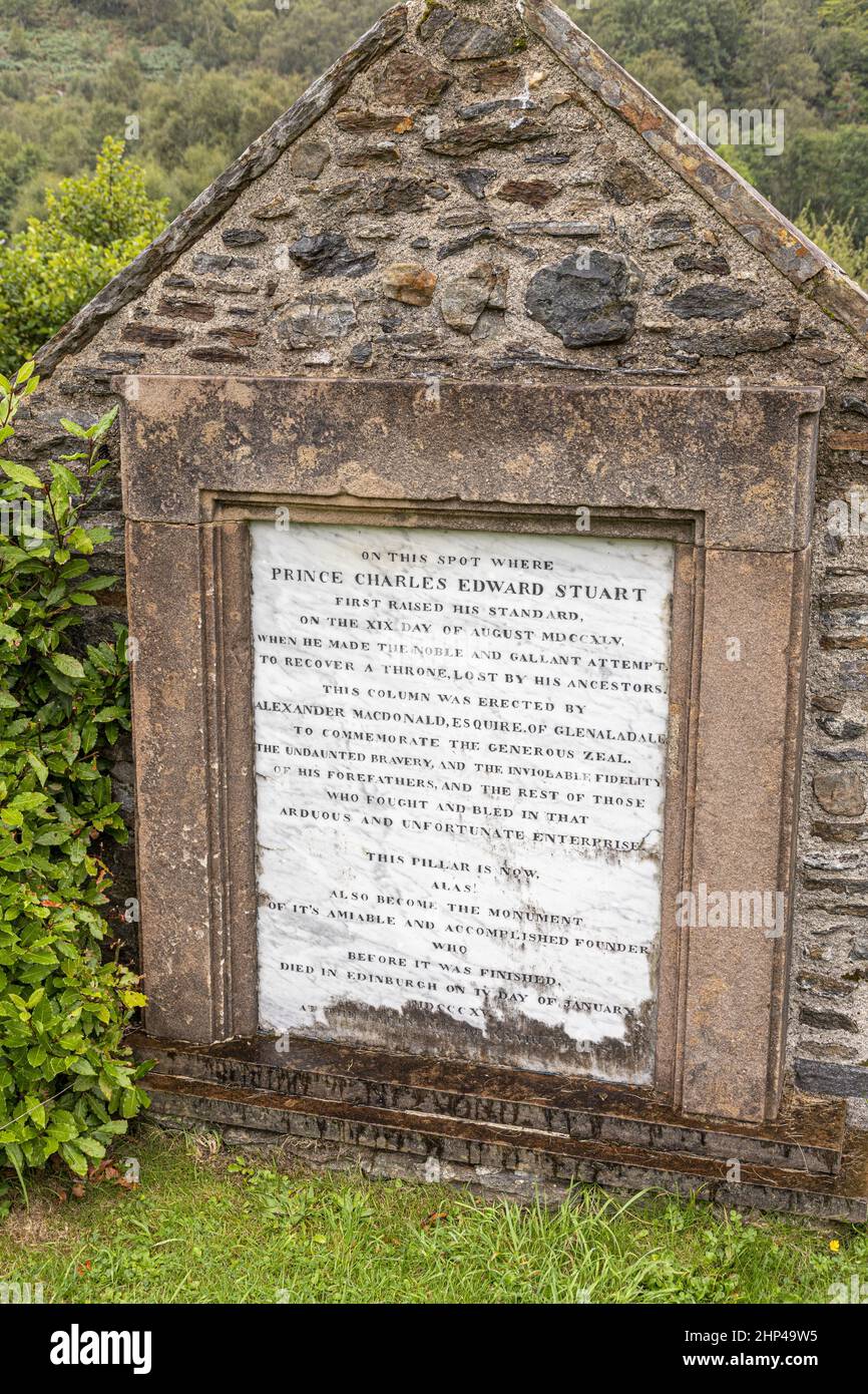 Una lapide al monumento Glenfinnan eretto nel 1815 per commemorare l'atterraggio del Principe Charles Edoardo Stuart nel 1745 nella risata giacobita a Glenf Foto Stock