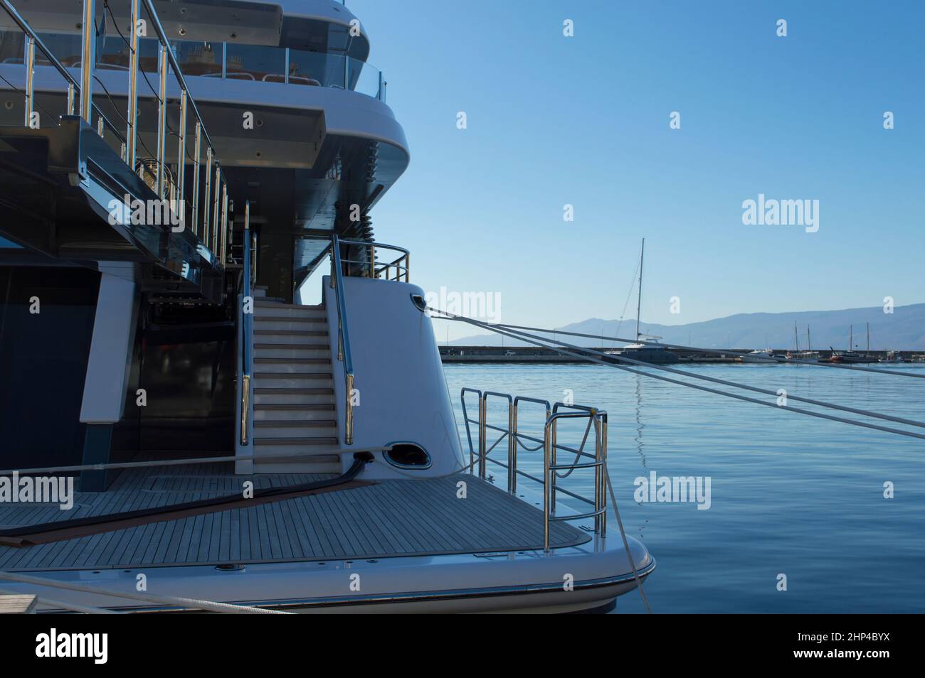 Yacht a motore di lusso ormeggiato nel porto turistico, a Rijeka, Croazia Foto Stock