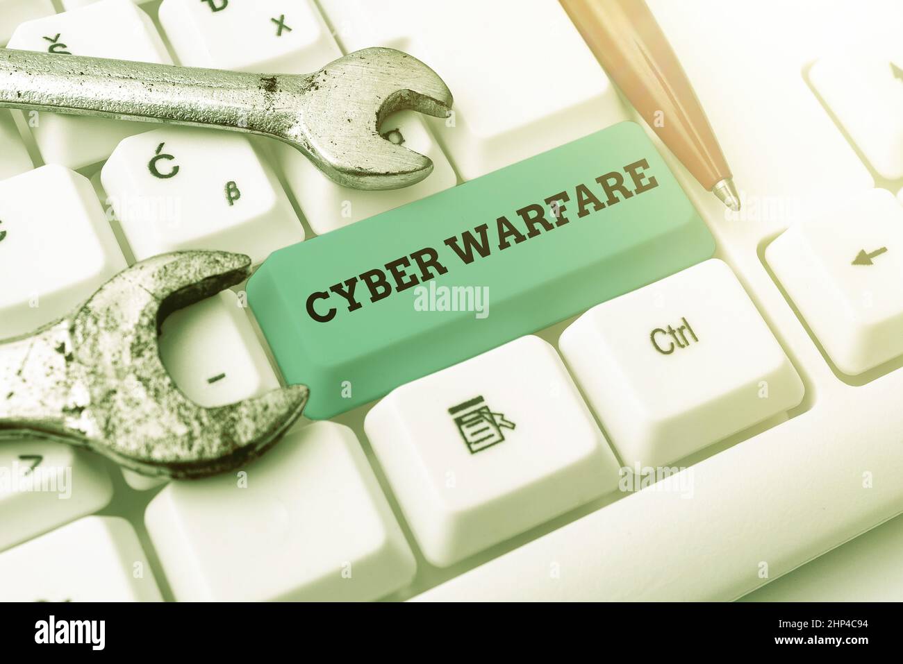 Testo della scrittura Cyber Warfare, Business Overview Virtual War Hackers attacchi di sistema ladro digitale Stalker scrivere commenti su un Social Media Post, Ty Foto Stock