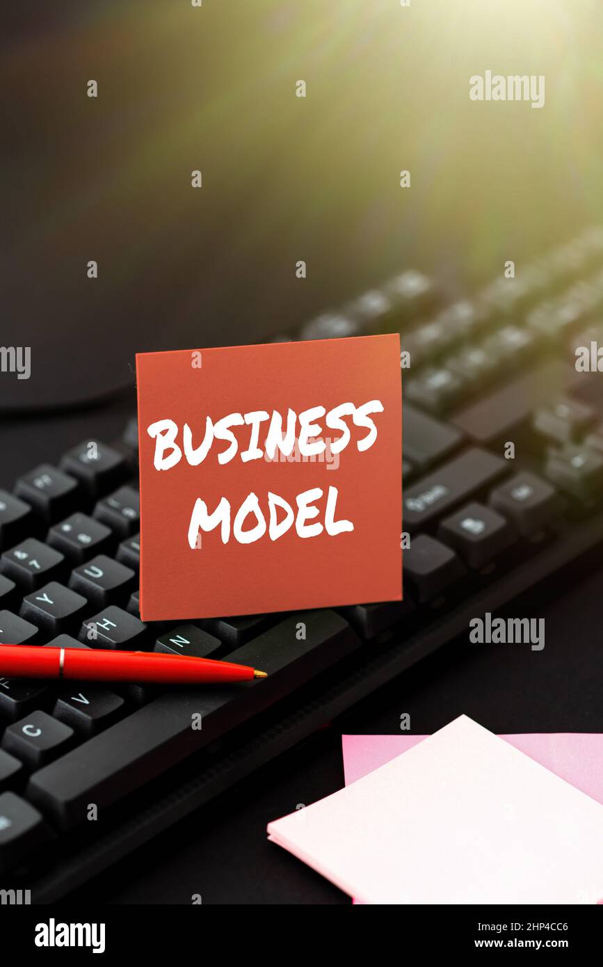 Testo che mostra Inspiration Business Model, Business Overview Identifying Revenue Sources piano su come fare profit digitando Online Member Name Lists, Cre Foto Stock