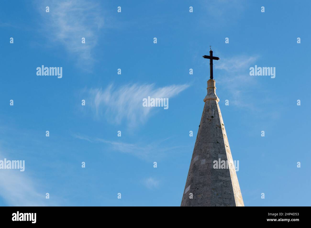 Sommità della torre della chiesa in pietra con croce Santa, simbolo del cattolicesimo, concetto religioso Foto Stock