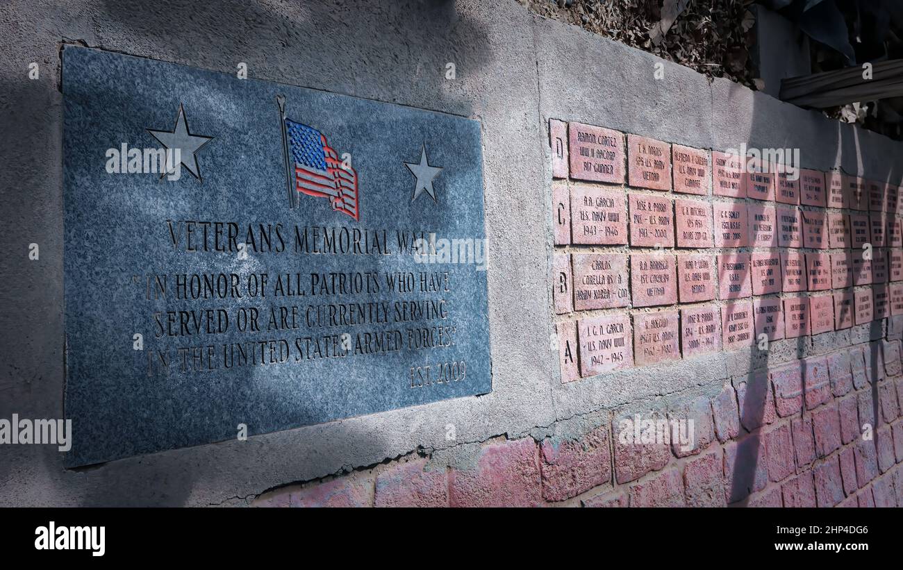 San Elizario, Texas, USA - 22 gennaio 2022: La Veterans Memorial Walk nel quartiere storico che saluta i veterani della città. Foto Stock