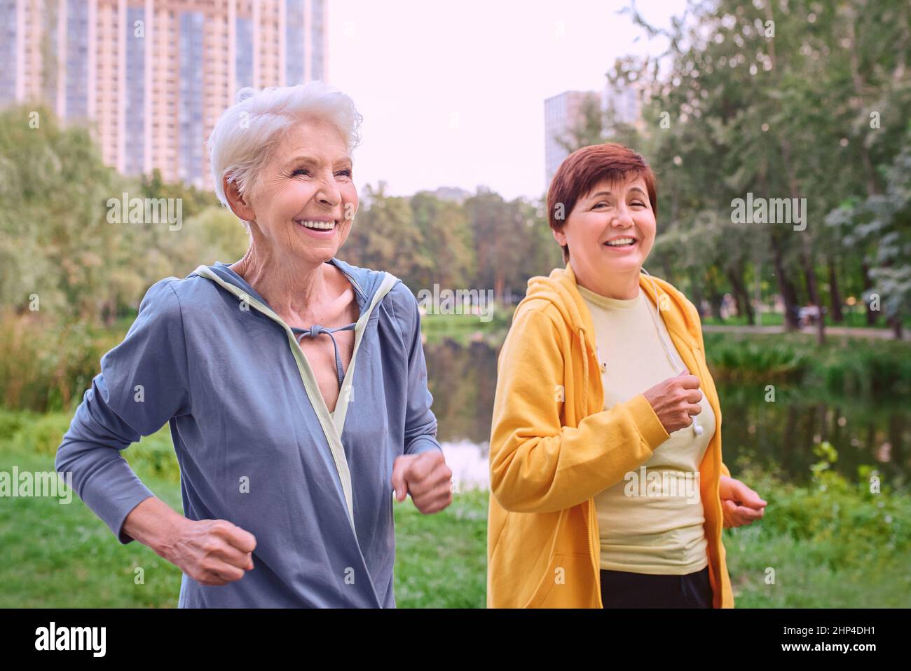 due donne mature che fanno jogging nel parco. concetto di stile di vita sano Foto Stock