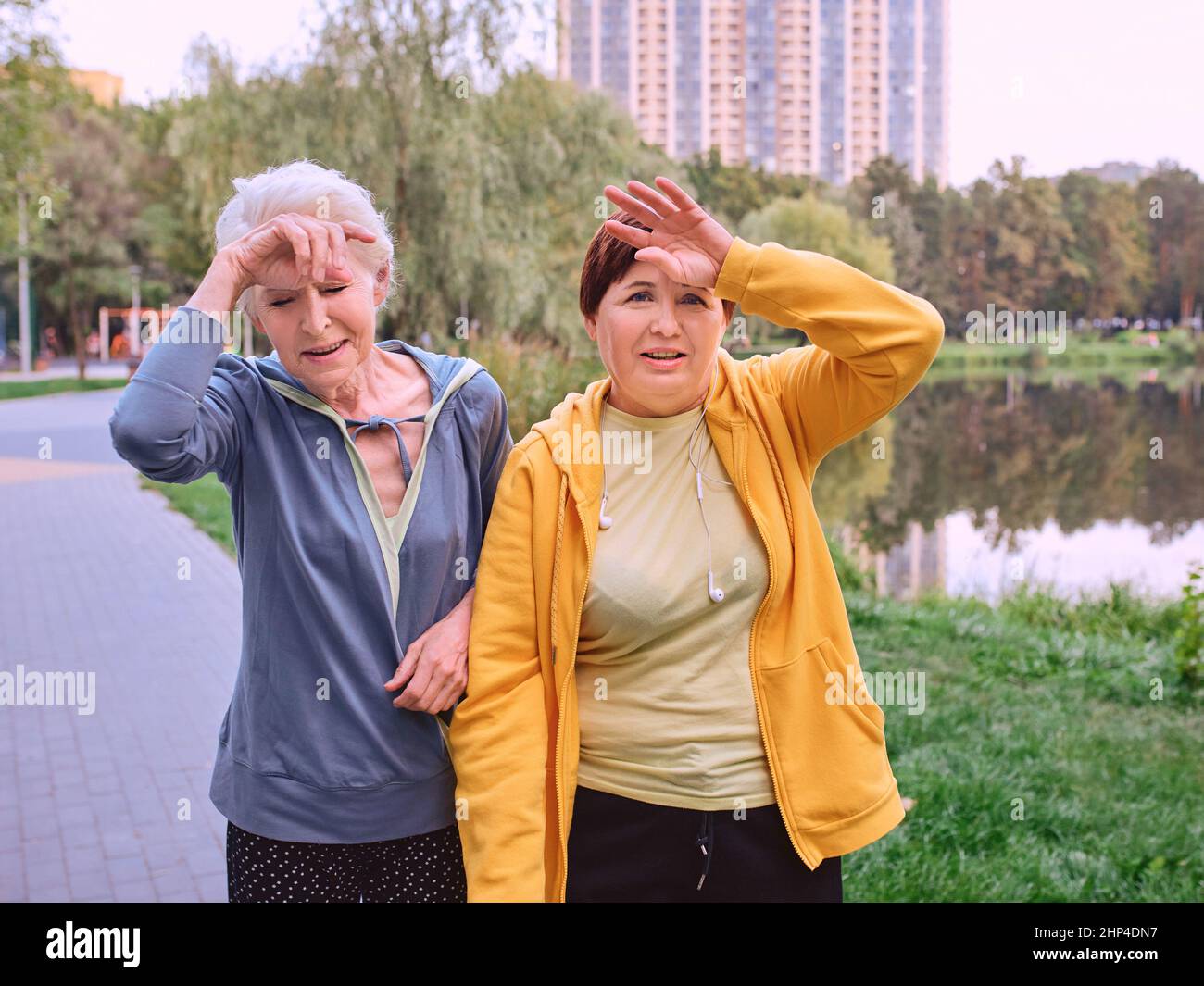 due donne mature che fanno jogging nel parco. concetto di stile di vita sano Foto Stock