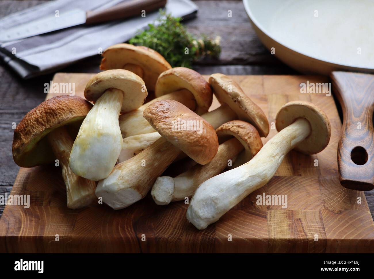 Funghi boleto su sfondo di legno. Funghi del cep autunnali. Raccolta e cottura dei funghi . Foto Stock